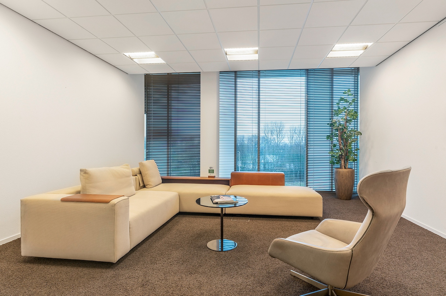 Crosspoint Offices heeft een werkplek in de buurt te huur, ben je opzoek naar een coaching studio voor een dag of wil je een kantoor, kantoren, offices, huren. CPO in Noordwijk Zuid Holland.